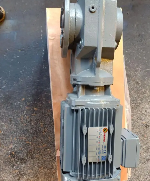 How to deal with oil leakage of S87 worm gear reducer?
