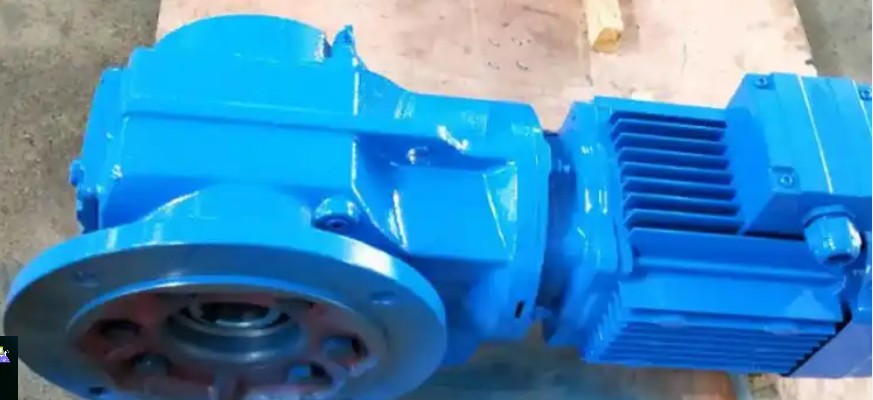 In addition to oil level check, what are the daily maintenance points of KAF37-6.8-3KW gear reducer?