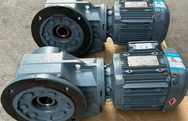 What is the reasonable backlash range of different types of worm gear reducers?