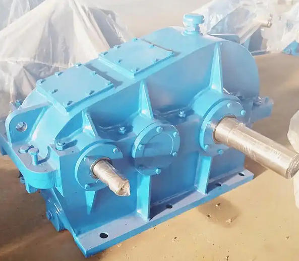 What are the differences in noise problems between different types of worm gear reducers?