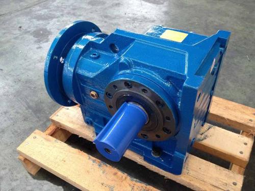 Treatment of oil leakage of planetary gear reducer