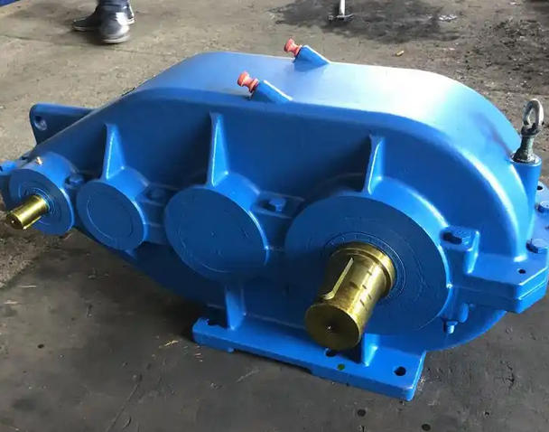 What is the optimal range of the tilt angle of the oil pool of ZSC400-22.4-2 gear reducer?