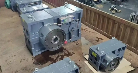 Während der Installation stellt der ZLYJ250-16-Reduzierer eine genaue Ausrichtung der Ausgangswelle und die Schraubenwelle des Extruders sicher.