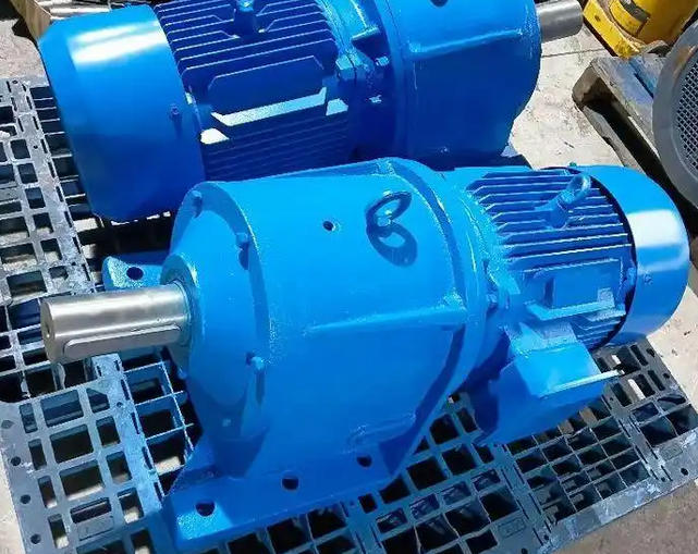 What is the normal oil level of YCJ112-4.6-15 reducer lubricant?